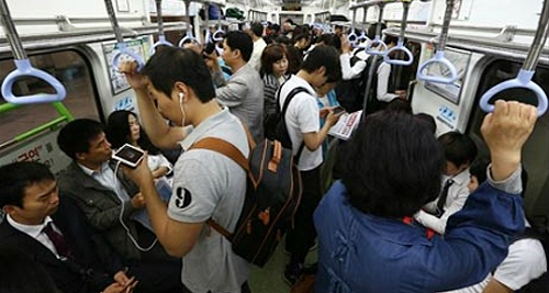 영국 가디언지의 Jone Naughton 기자가 Commuter‘s in South Korea라는 제목으로 실은 기사 속 사진